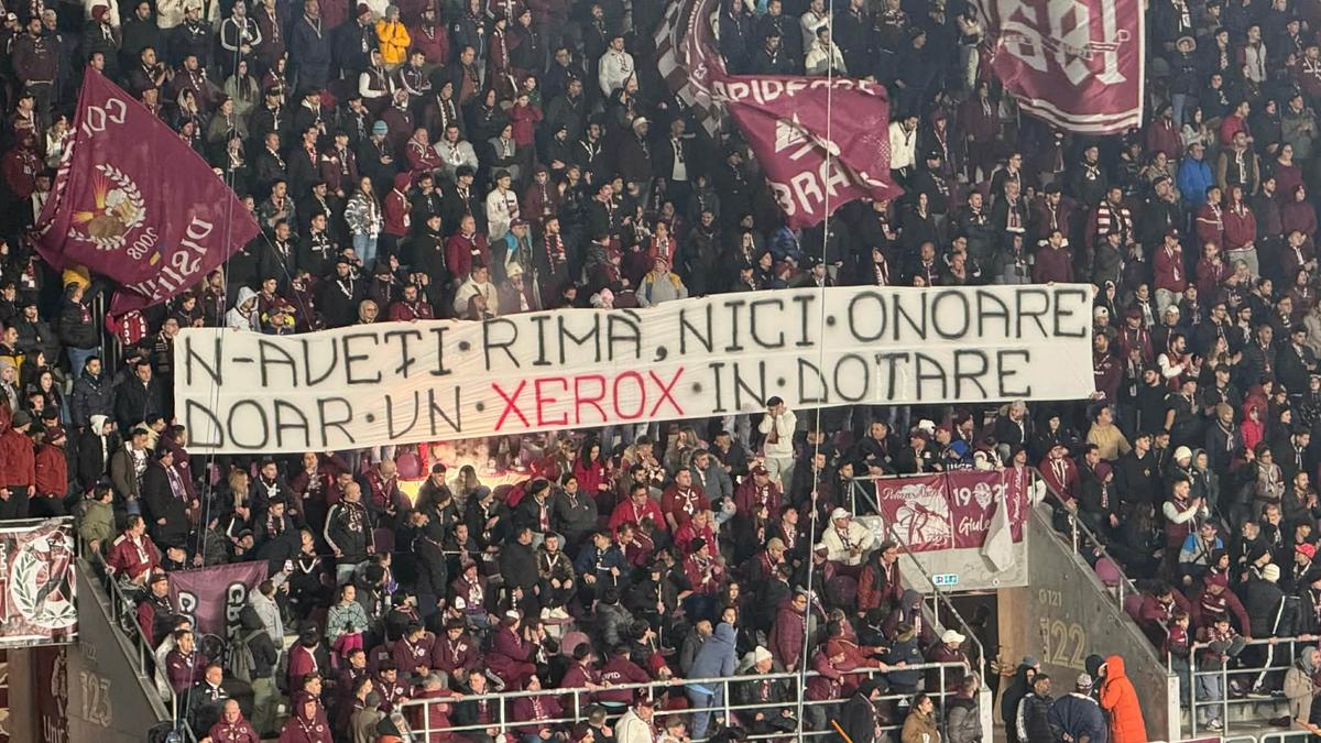 Scenografia din derby-ul Rapid - Dinamo » Mesajele afișate de galeriile rivale