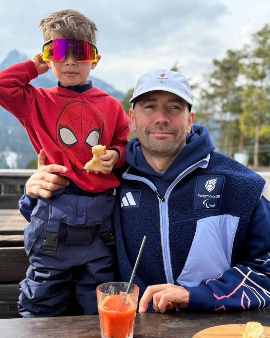 Davy Zyw alături de fiul său la Jocurile Paralimpice FOTO Instagram În 2018 medicii i-au mai dat 18 luni de trăit, însă sportivul din Marea Britanie a fost prezent la startul a două probe la Jocurile Paralimpice de Iarnă 2026
