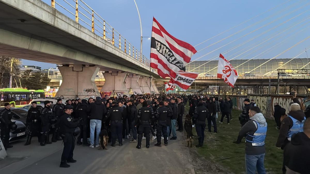Derapaje rasiste incalificabile și „bombe” la metrou » Ce-a făcut galeria lui Dinamo în drum spre Giulești