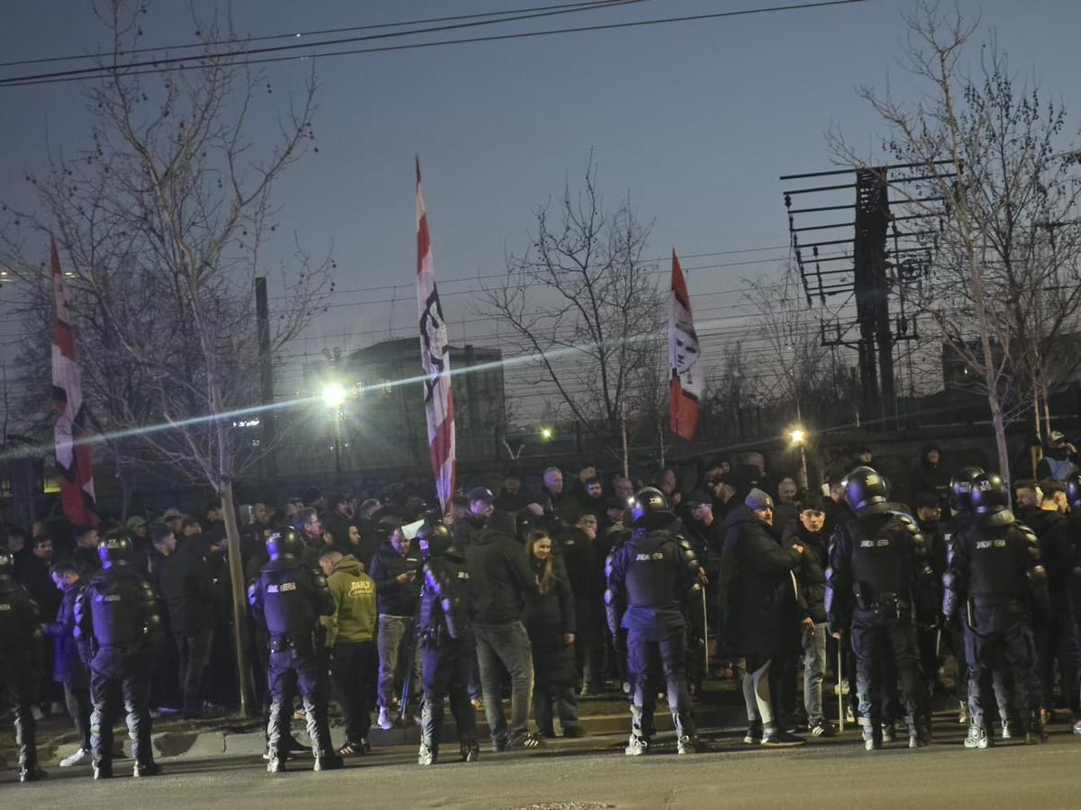 Derapaje rasiste incalificabile și „bombe” la metrou » Ce-a făcut galeria lui Dinamo în drum spre Giulești