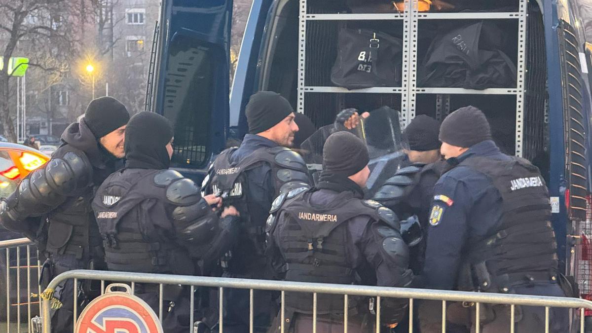 Derapaje rasiste incalificabile și „bombe” la metrou » Ce-a făcut galeria lui Dinamo în drum spre Giulești