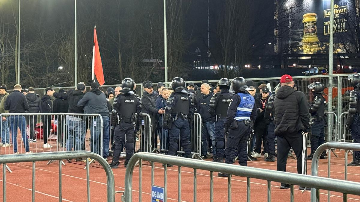 Derapaje rasiste incalificabile și „bombe” la metrou » Ce-a făcut galeria lui Dinamo în drum spre Giulești