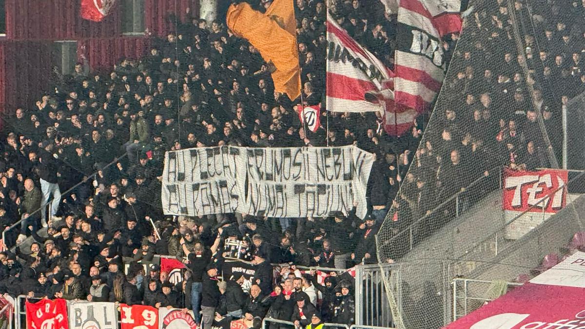 Scenografia din derby-ul Rapid - Dinamo » Mesajele afișate de galeriile rivale