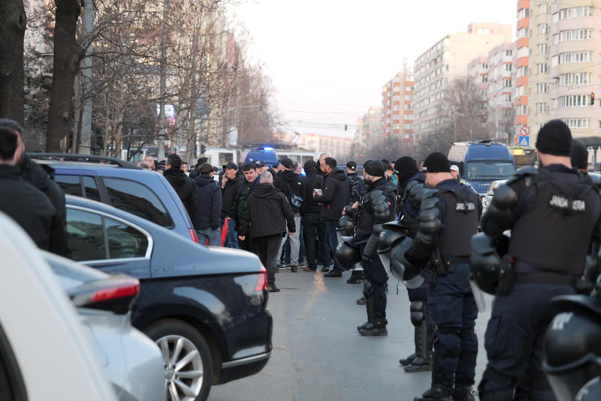Derapaje rasiste incalificabile și „bombe” la metrou » Ce-a făcut galeria lui Dinamo în drum spre Giulești