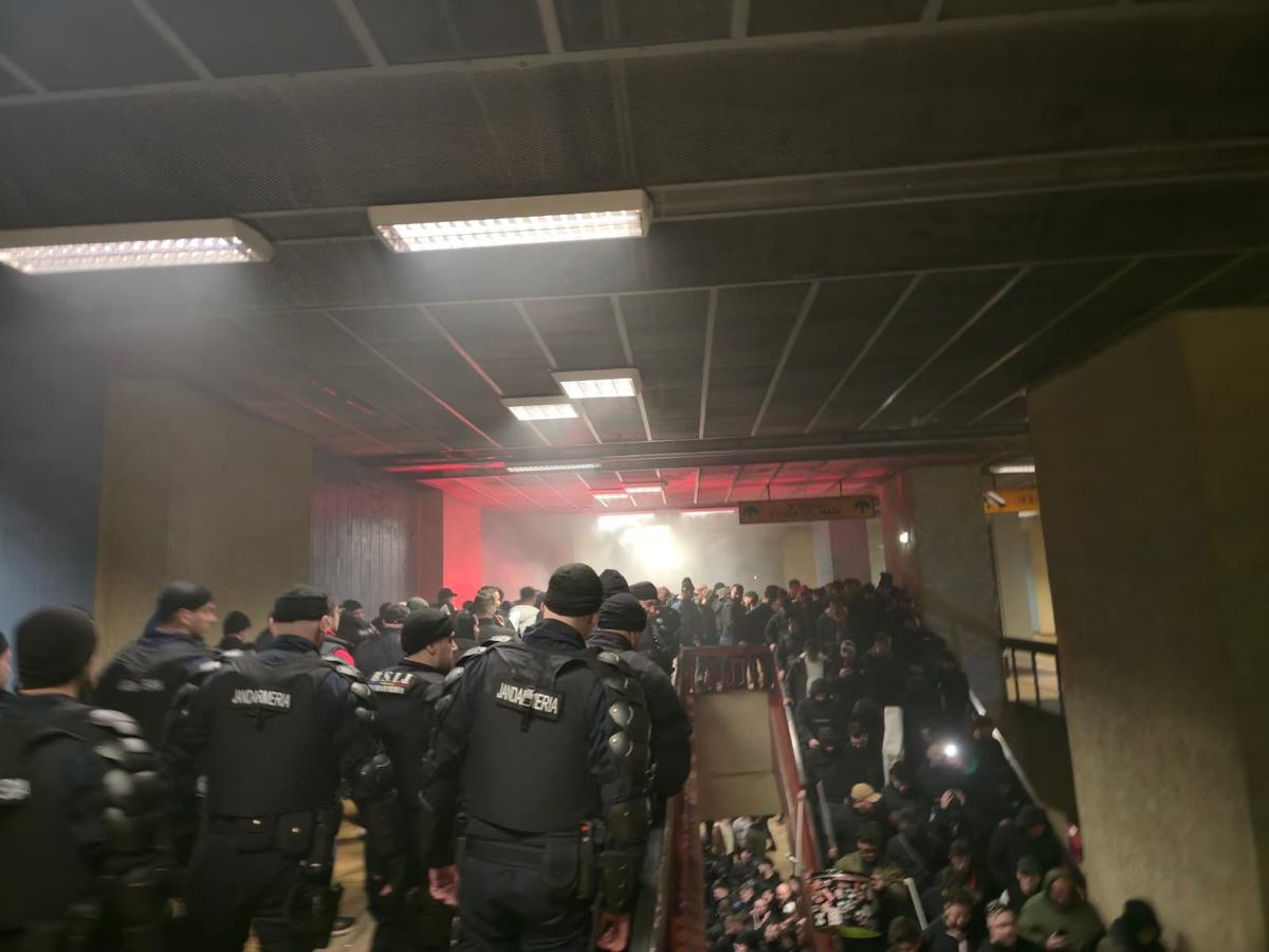 Derapaje rasiste incalificabile și „bombe” la metrou » Ce-a făcut galeria lui Dinamo în drum spre Giulești