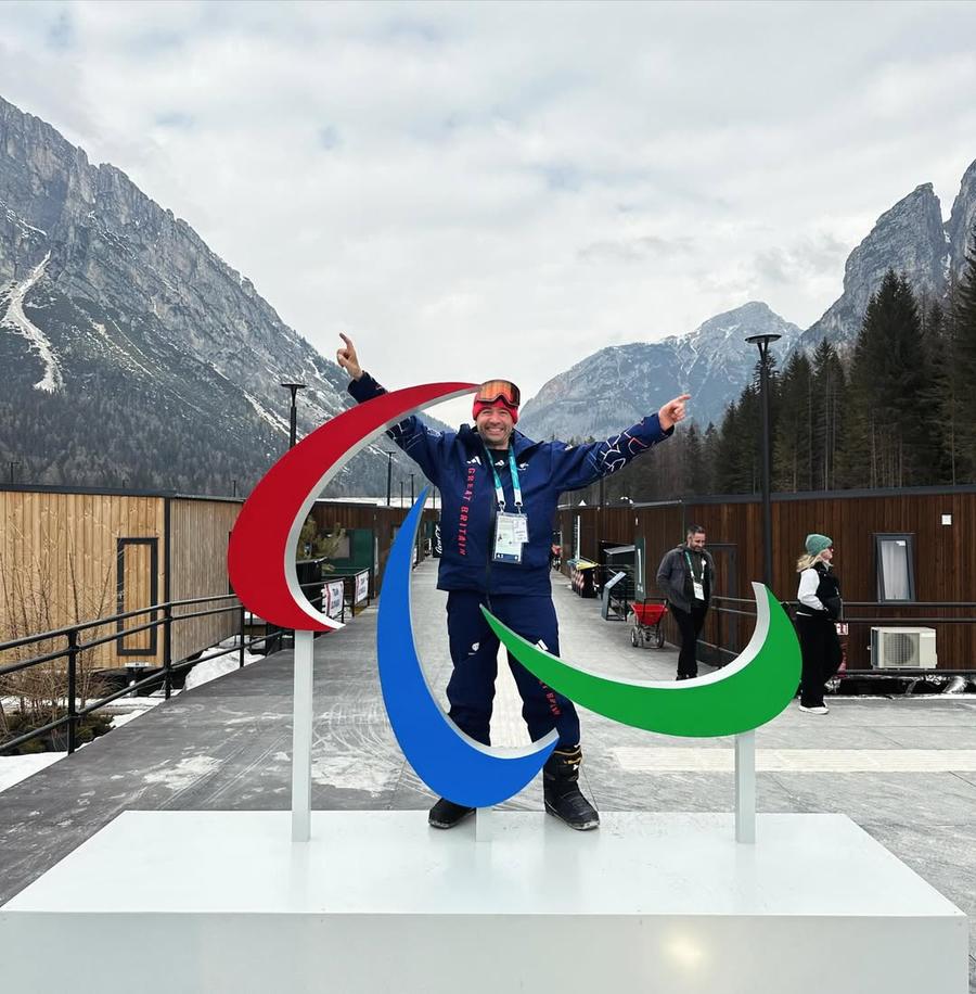 Davy Zyw lângă semnele Jocurilor Paralimpice în Italia FOTO Instagram În 2018 medicii i-au mai dat 18 luni de trăit, însă sportivul din Marea Britanie a fost prezent la startul a două probe la Jocurile Paralimpice de Iarnă 2026