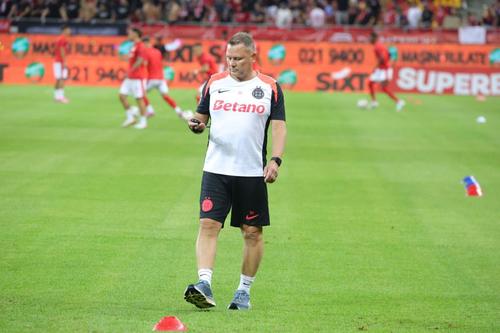 Thomas Neubert, la încălzirea jucătorilor de la FCSB înainte de derby-ul cu Dinamo/ foto: Ionuț Iordache (GSP)