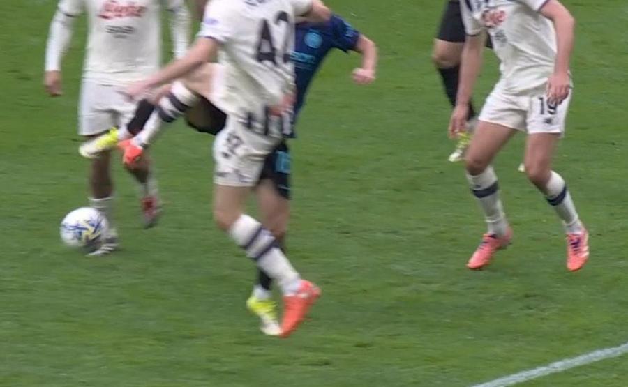 Inter a cerut penalty la lovitura primită Frattesi Italienii îi dau dreptate lui Cristi Chivu: „Incredibilă eroare! Doar VAR-ul, mai slab decât centralul”