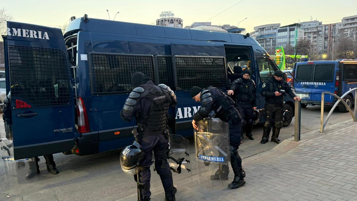 Derapaje rasiste incalificabile și „bombe” la metrou » Ce-a făcut galeria lui Dinamo în drum spre Giulești