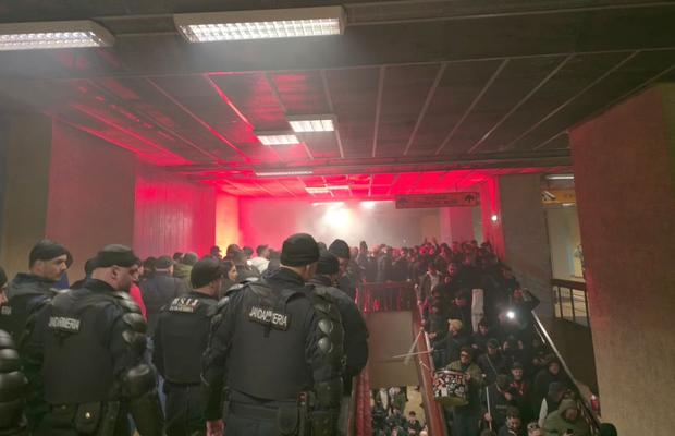 Derapaje rasiste incalificabile și „bombe” la metrou » Ce-a făcut galeria lui Dinamo în drum spre Giulești