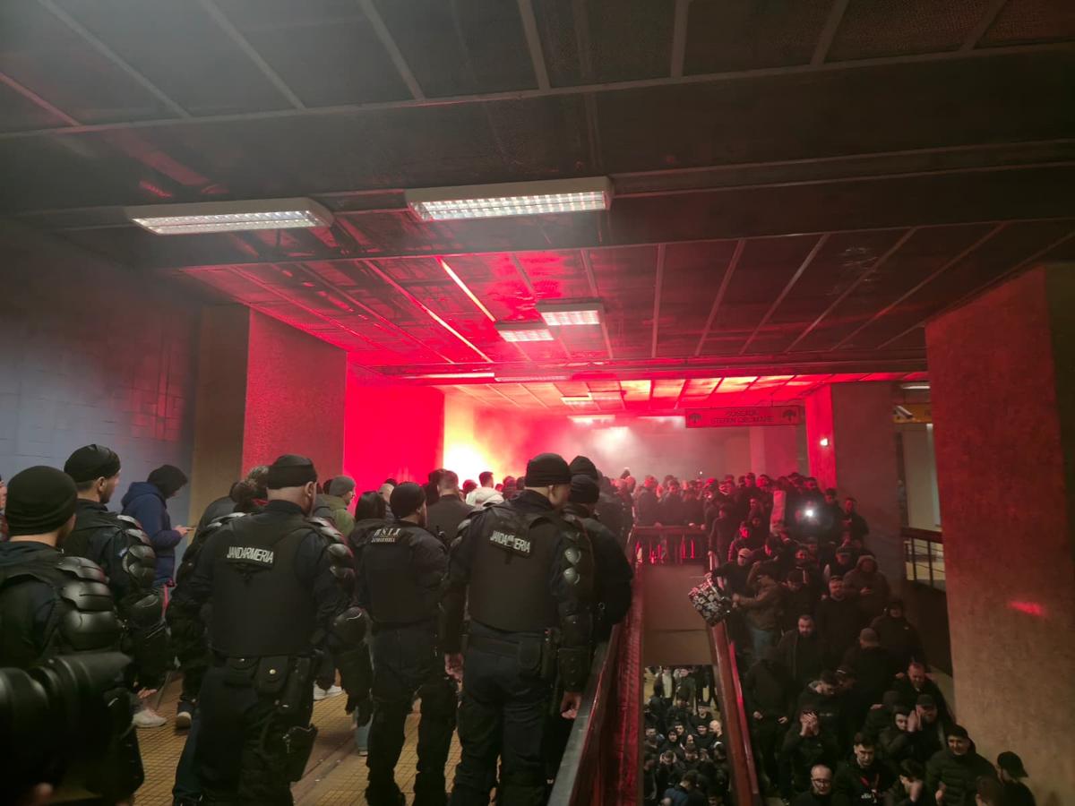 Derapaje rasiste incalificabile și „bombe” la metrou » Ce-a făcut galeria lui Dinamo în drum spre Giulești