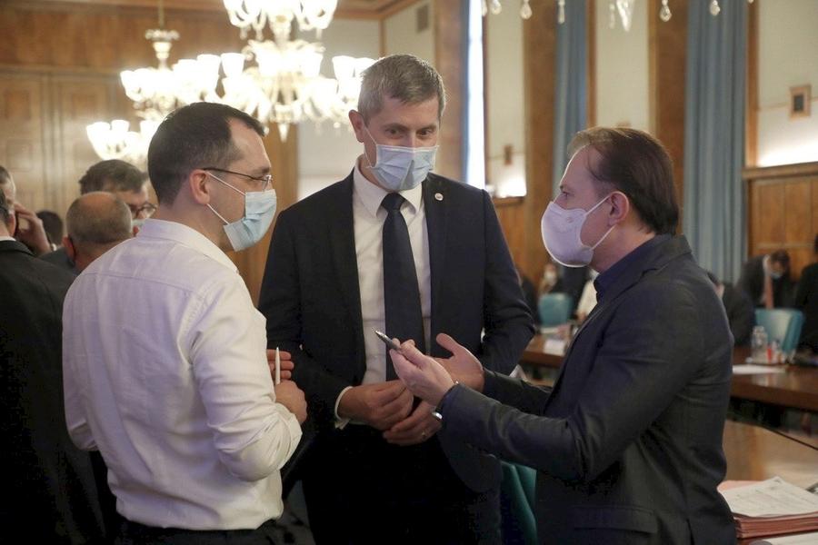 De la stânga la dreapta: Vlad Voiculescu, Dan Barna și premierul Florin Cîțu Premierul Florin Cîțu l-a revocat din funcție pe Vlad Voiculescu, ministrul Sănătății