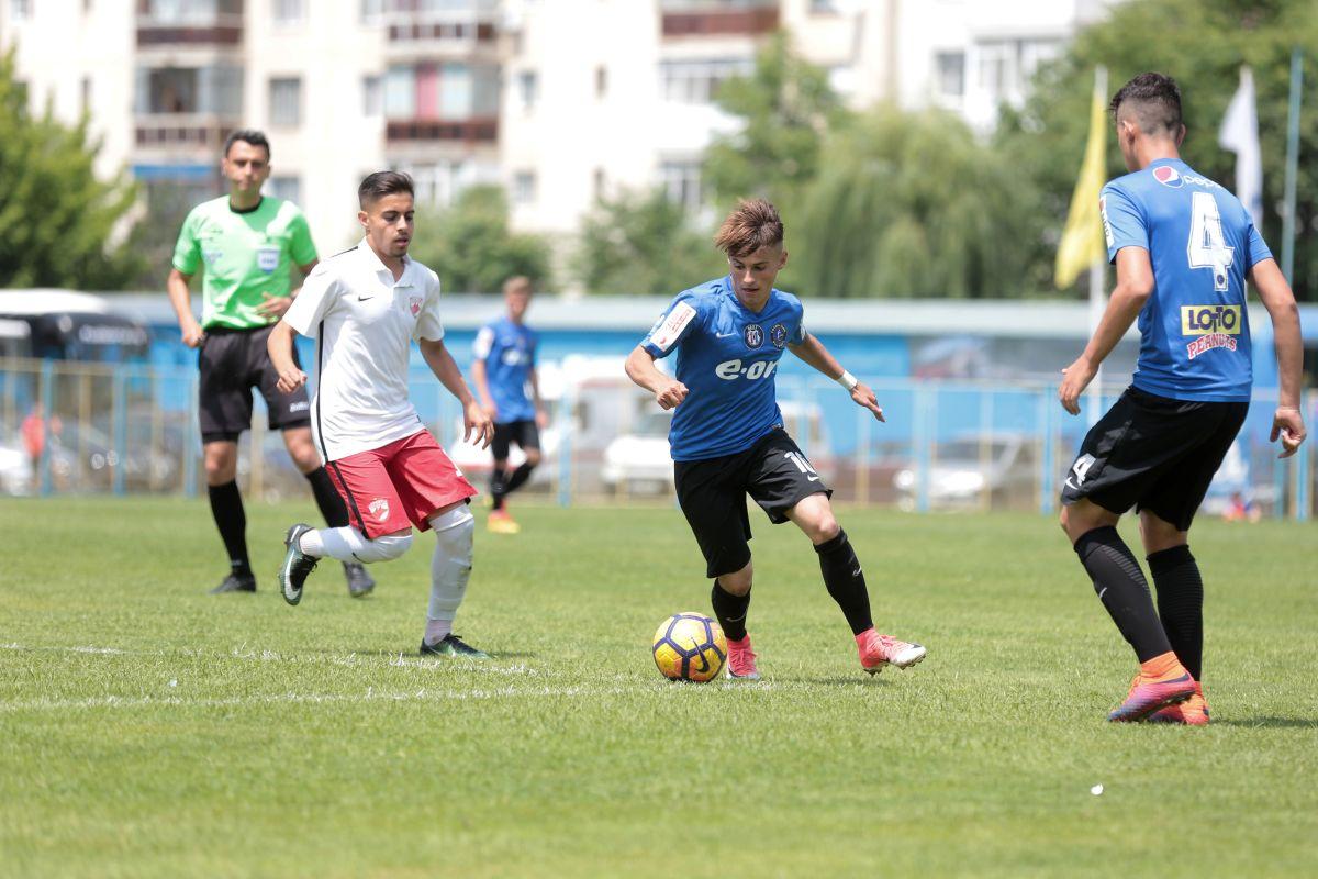 Un puști cotat de Dinamo la 4 milioane € desființează un antrenor și face acuzații grave la adresa unui șef: „Se dădea la mămicile jucătorilor!” + „Dacă ai «cașcaval» gros și o relație, ajungi în Liga 1”