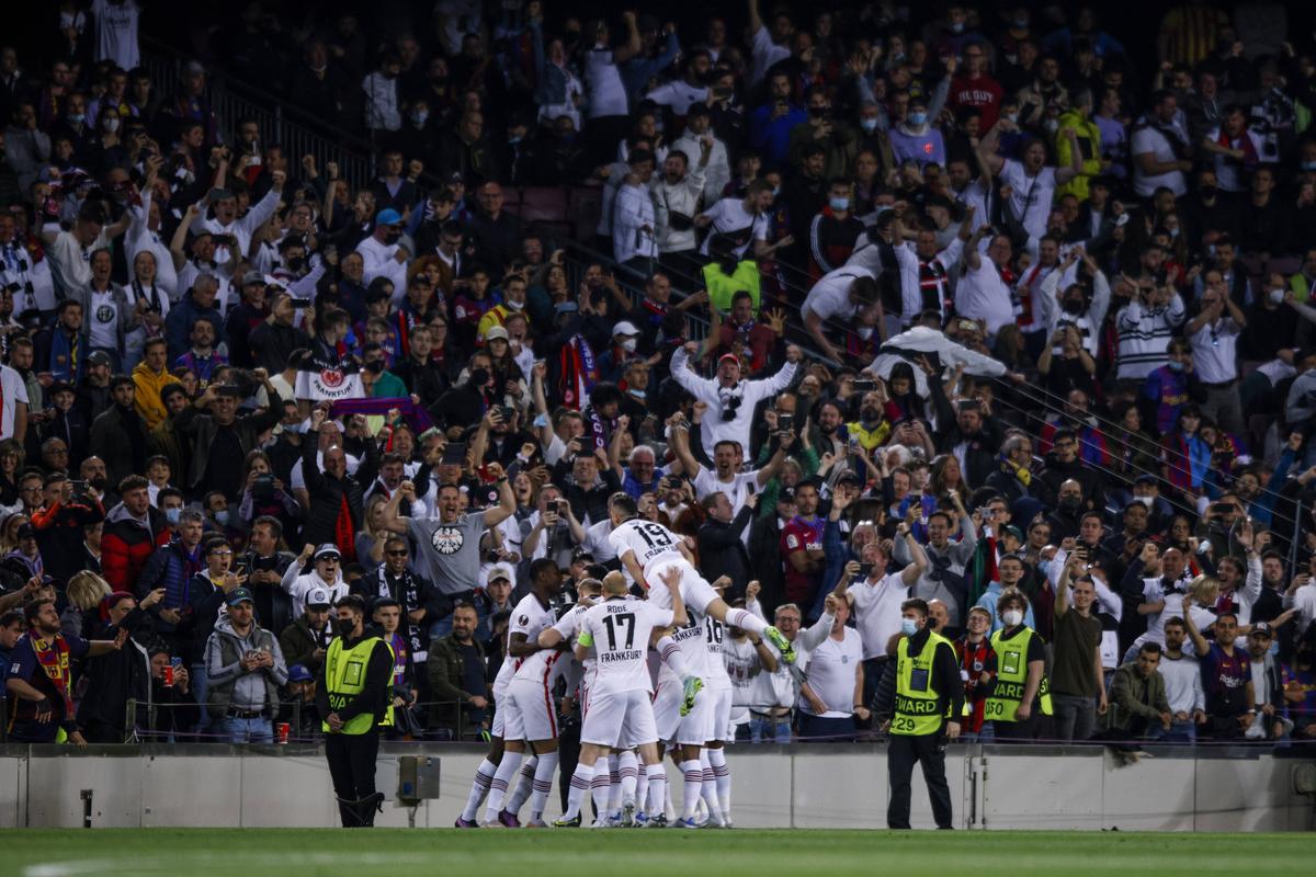 Barcelona - Frankfurt. Ultrașii catalani au părăsit la pauză peluza de pe Camp Nou, în semn de protest