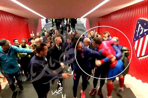 Vrsaljko se apleacă către oponenți, aparent scuipând în direcția lui Walker // foto: captură Twitter @ Atletico Universe