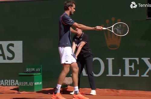 Rusul Daniil Medvedev (27 de ani, 5 ATP) a fost un car de nervi în timpul meciului pierdut contra danezului Holger Rune (19 ani, 9 ATP), scor 3-6, 4-6, în „sferturile” turneului de la Monte Carlo.