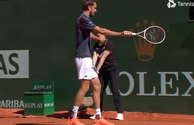 Medvedev, gest violent în eșecul cu Rune de la Monte Carlo » Ce le-a cerut arbitrilor de linie + ironia de la final: „Ai jucat necurat”