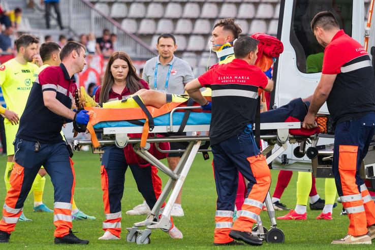 Luca Mihai e urcat în ambulanță având mască de oxigen la gură Foto: Ionuț Iordache (gsp.ro)