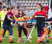Luca Mihai e urcat în ambulanță având mască de oxigen la gură Foto: Ionuț Iordache (gsp.ro)