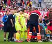 Luca Mihai e urcat în ambulanță având mască de oxigen la gură Foto: Ionuț Iordache (gsp.ro)