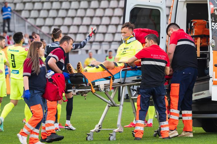 Luca Mihai e urcat în ambulanță având mască de oxigen la gură Foto: Ionuț Iordache (gsp.ro)