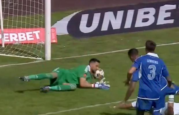 Gafă de curtea școlii în FC Botoșani - FCU Craiova » Portarul oltenilor s-a făcut de râs și a luat un gol de „Cascadorii râsului”