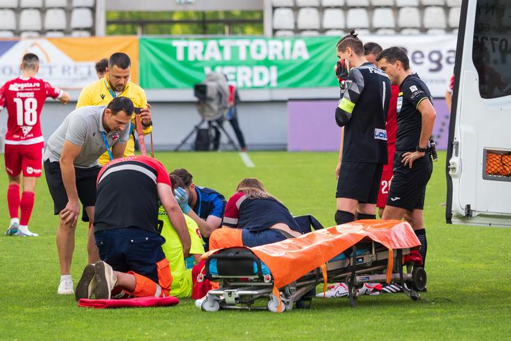 Medicii îi acordă primul ajutor lui Luca Mihai Foto: Ionuț Iordache (gsp.ro)