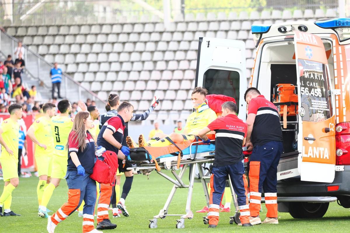 Clipe înspăimântătoare sub ochii copiilor, la Dinamo - Poli Iași » Mama fotbalistului lăsat lat de Homawoo, în lacrimi la ușile ambulanței