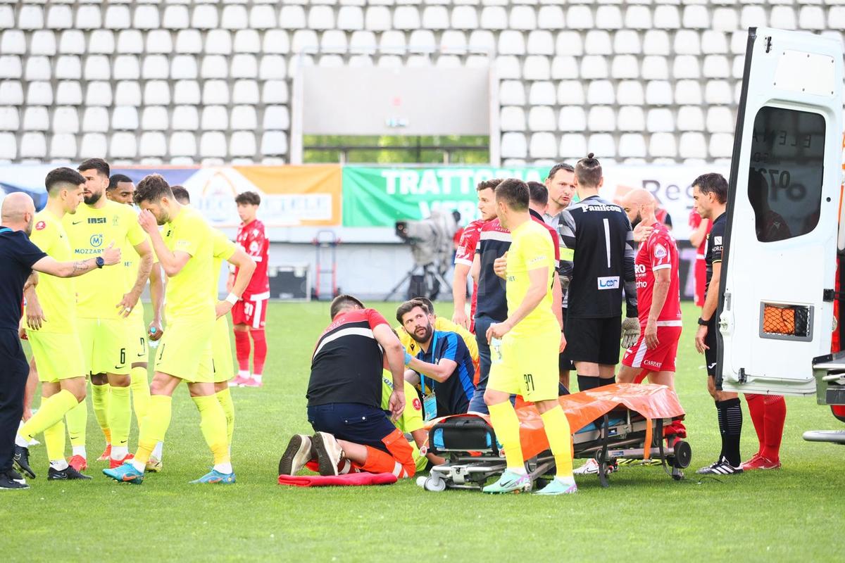 Clipe înspăimântătoare sub ochii copiilor, la Dinamo - Poli Iași » Mama fotbalistului lăsat lat de Homawoo, în lacrimi la ușile ambulanței