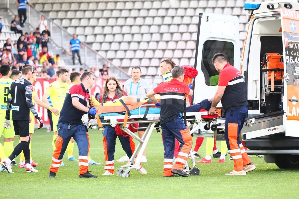Clipe înspăimântătoare sub ochii copiilor, la Dinamo - Poli Iași » Mama fotbalistului lăsat lat de Homawoo, în lacrimi la ușile ambulanței