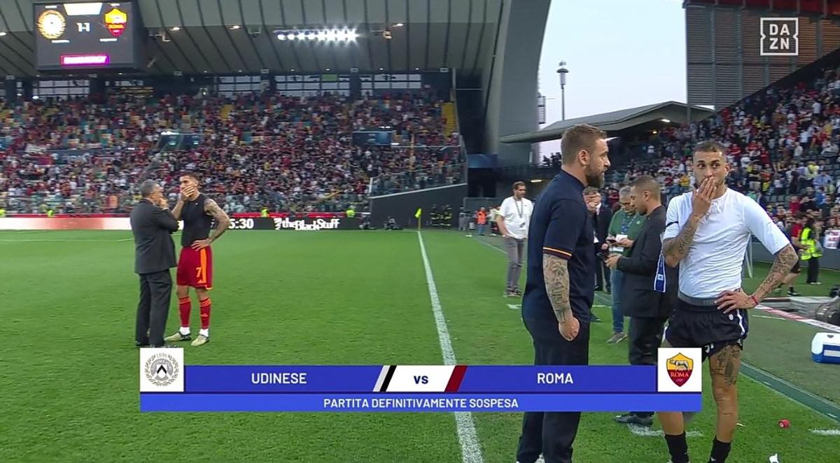 Evan Ndicka a dus mâna la piept și s-a prăbușit pe gazon în Udinese - Roma » Coechipierii au refuzat să continue meciul