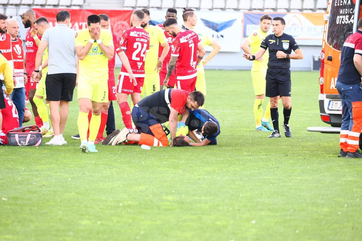 Clipe înspăimântătoare sub ochii copiilor, la Dinamo - Poli Iași » Mama fotbalistului lăsat lat de Homawoo, în lacrimi la ușile ambulanței