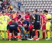 Luca Mihai e urcat în ambulanță având mască de oxigen la gură Foto: Ionuț Iordache (gsp.ro)