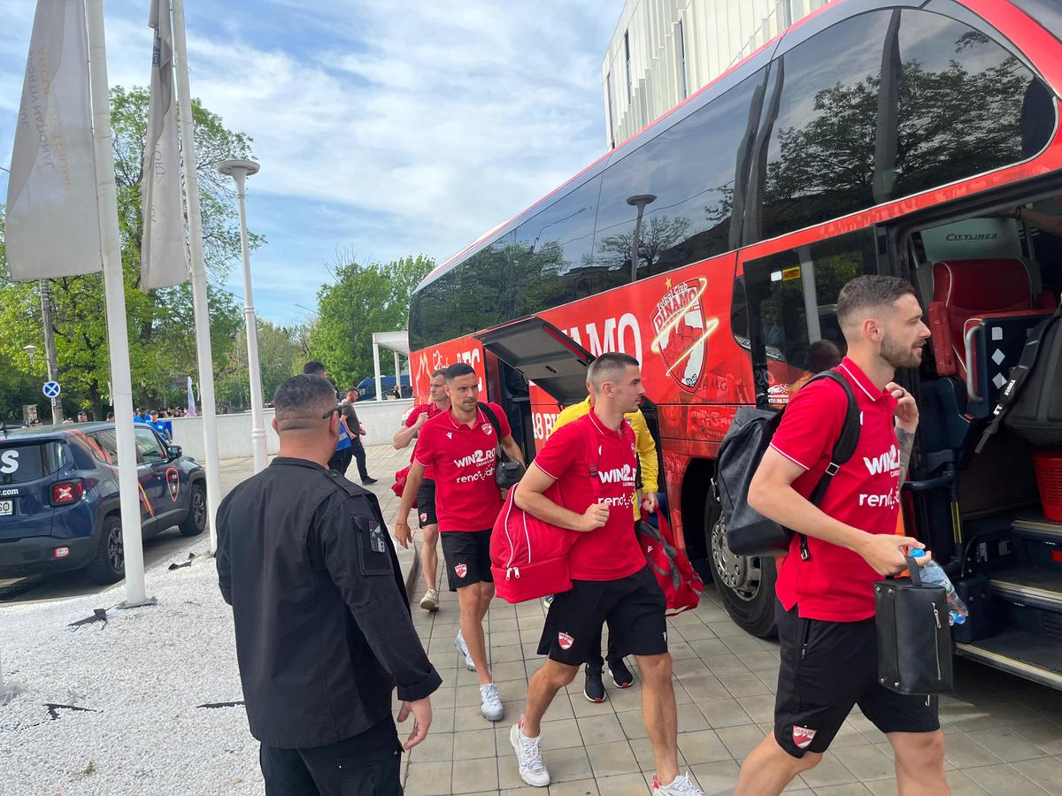 Revenirea „Pitbull-ului”, izbucnirea lui Caparco și ultrașii „falși”: „Din cauza voastră arde cămașa pe noi!” » 10 informații de pe stadion, înainte de Dinamo - Poli Iași