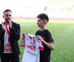Liderul PCH Junior a primit un tricou special