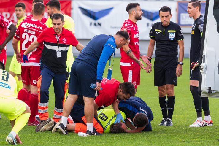 Medicii îi acordă primul ajutor lui Luca Mihai Foto: Ionuț Iordache (gsp.ro)