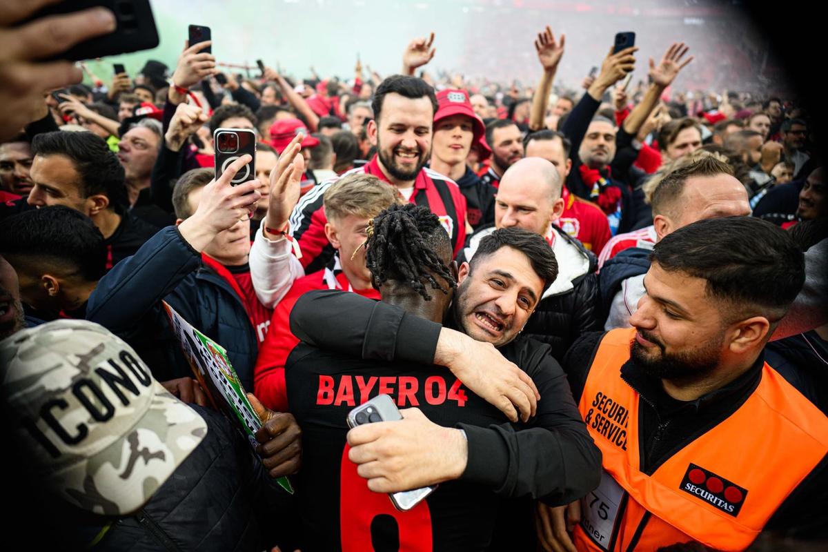 Bucurie fără margini la Leverkusen! Fanii au intrat pe teren în timpul meciului » Xabi Alonso a adus în stil mare primul TITLU din istoria de 120 de ani a clubului