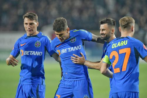 Florinel Coman, felicitat de coechipieri după un gol // foto: Cristi Preda, GSP