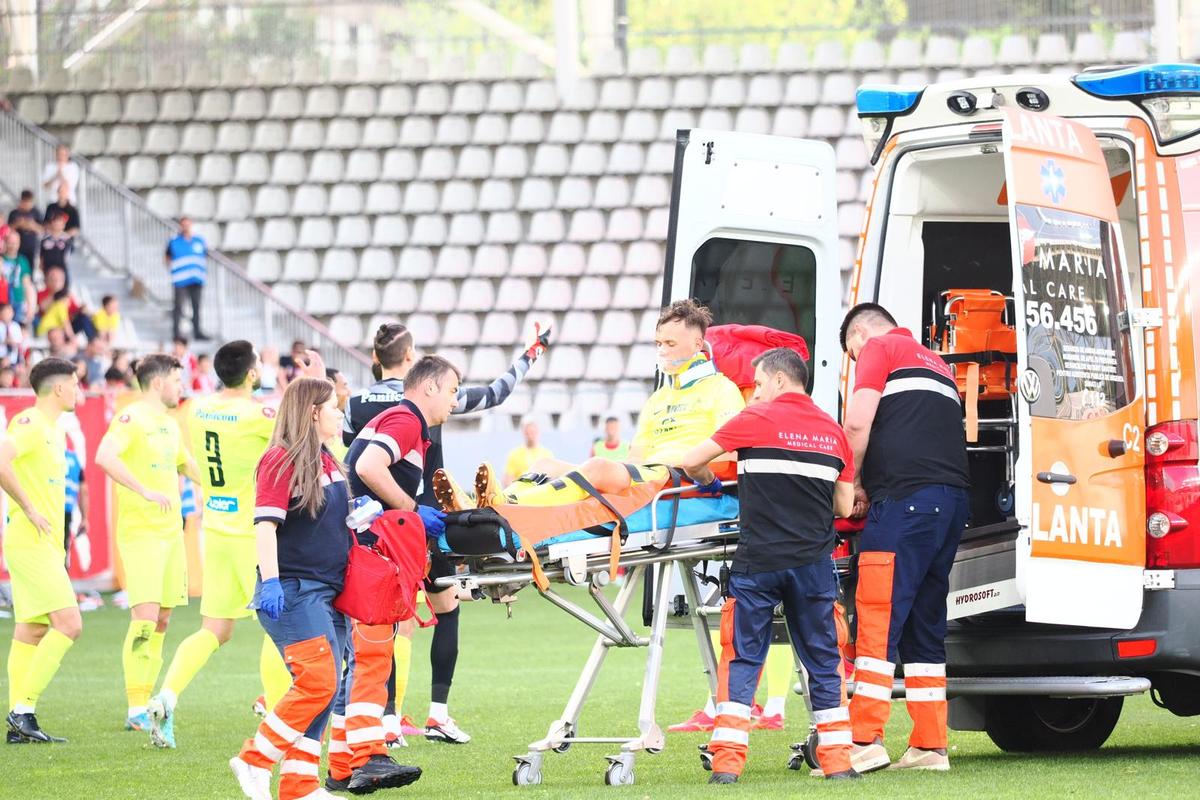 Clipe înspăimântătoare sub ochii copiilor, la Dinamo - Poli Iași » Mama fotbalistului lăsat lat de Homawoo, în lacrimi la ușile ambulanței