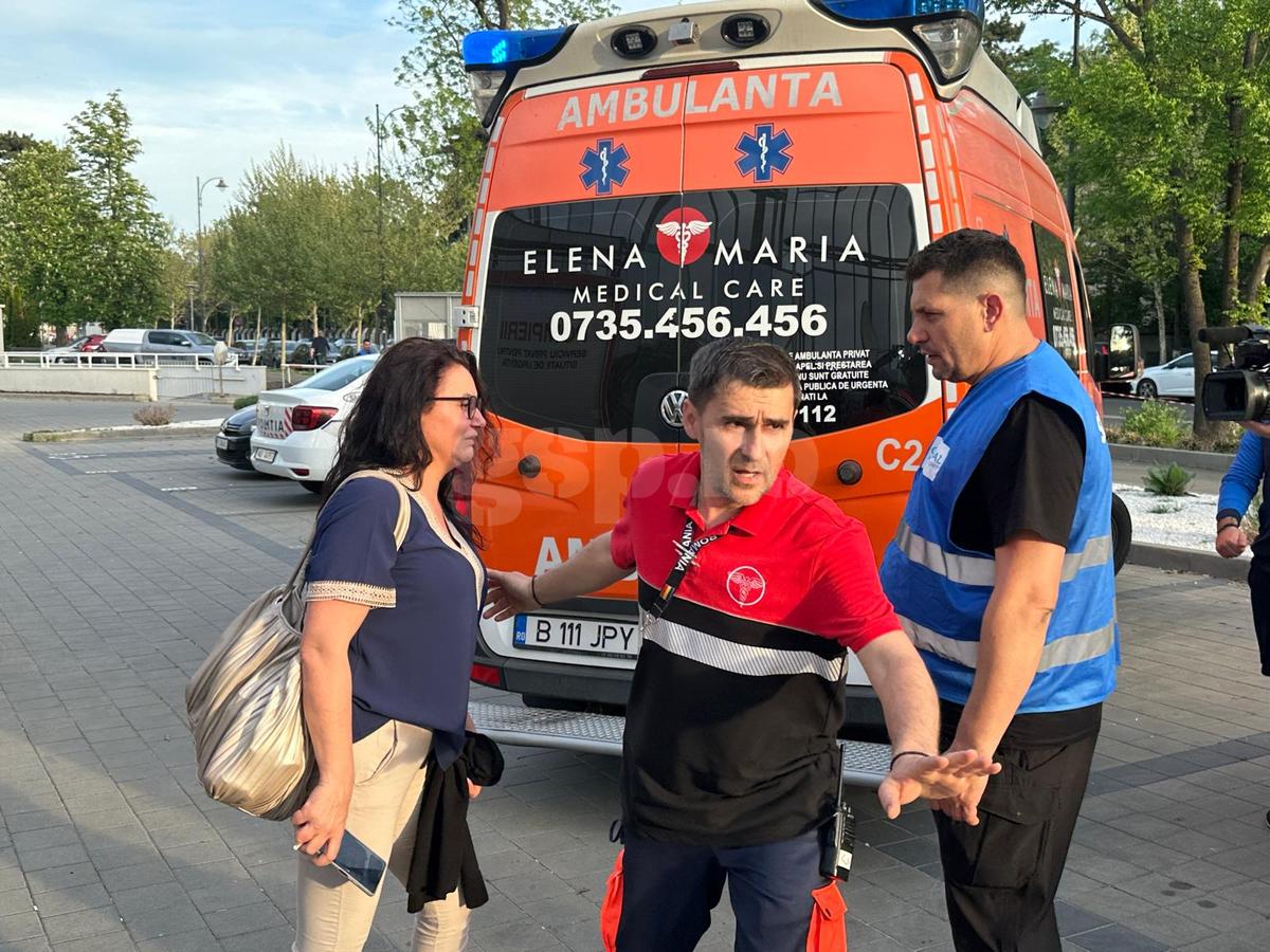 Clipe înspăimântătoare sub ochii copiilor, la Dinamo - Poli Iași » Mama fotbalistului lăsat lat de Homawoo, în lacrimi la ușile ambulanței