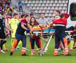 Luca Mihai e urcat în ambulanță având mască de oxigen la gură Foto: Ionuț Iordache (gsp.ro)