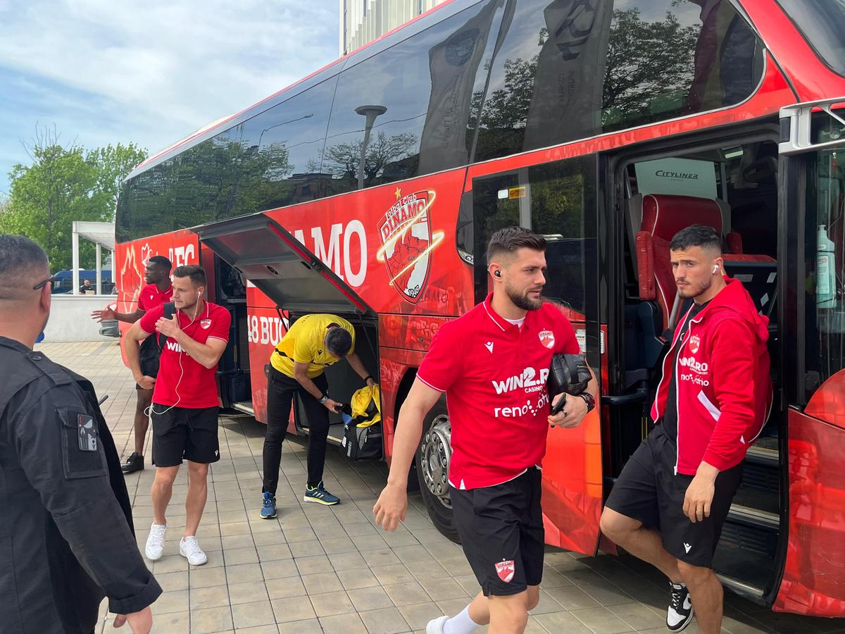 Revenirea „Pitbull-ului”, izbucnirea lui Caparco și ultrașii „falși”: „Din cauza voastră arde cămașa pe noi!” » 10 informații de pe stadion, înainte de Dinamo - Poli Iași