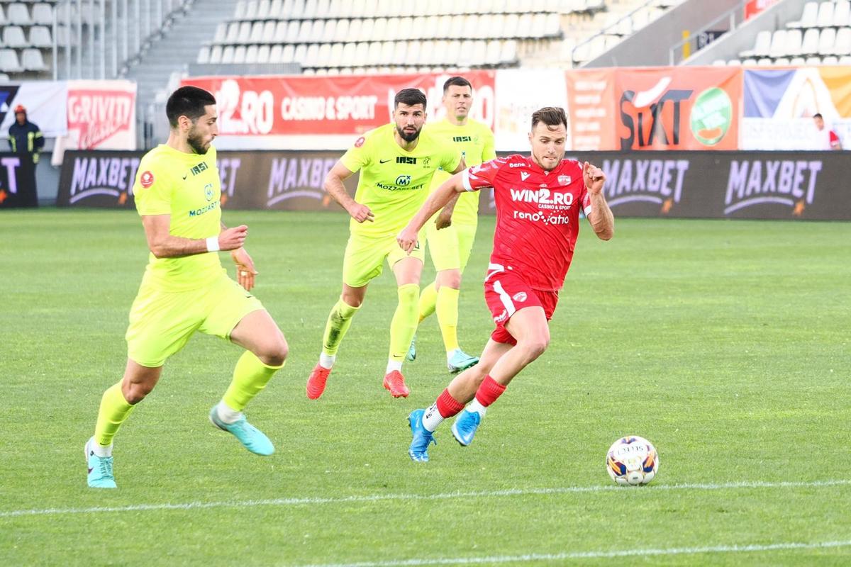 Dinamo s-a salvat cu Bani și urcă pe loc de baraj » „Câinii” au dat lovitura abia în prelungiri în fața ieșenilor lăsați în 10 oameni de Hațegan din minutul 20