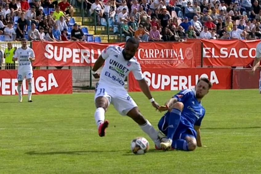 Momentul contactului dintre Lekiatas și Ofosu din repriza a doua, foto: captură de ecran Prima Sport