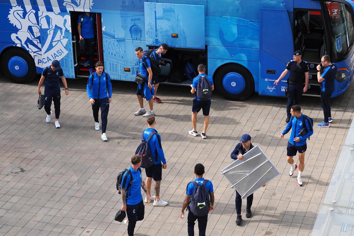 Revenirea „Pitbull-ului”, izbucnirea lui Caparco și ultrașii „falși”: „Din cauza voastră arde cămașa pe noi!” » 10 informații de pe stadion, înainte de Dinamo - Poli Iași