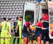 Luca Mihai e urcat în ambulanță având mască de oxigen la gură Foto: Ionuț Iordache (gsp.ro)