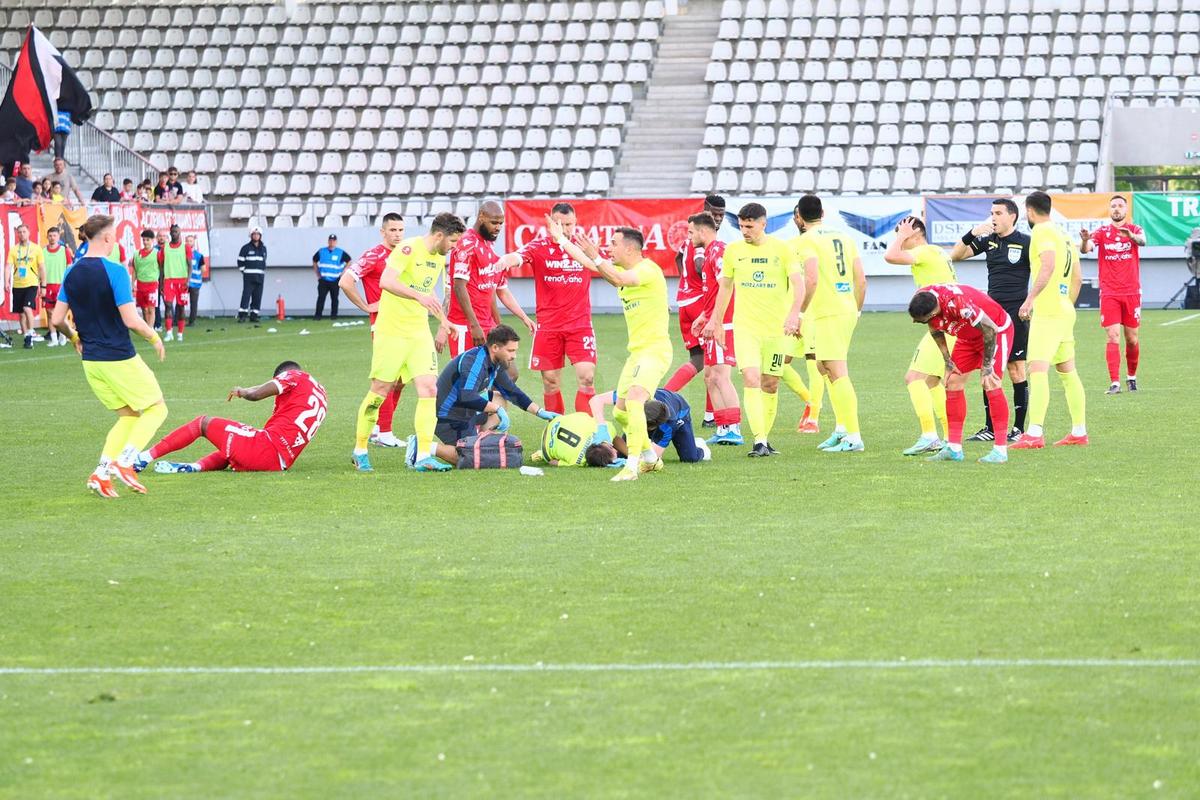 Clipe înspăimântătoare sub ochii copiilor, la Dinamo - Poli Iași » Mama fotbalistului lăsat lat de Homawoo, în lacrimi la ușile ambulanței