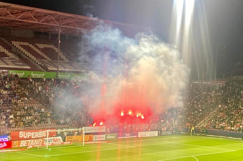 Spectacol pirotehnic al Peluzei Vișinii în CFR Cluj - FCSB