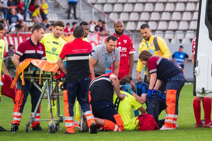 Medicii îi acordă primul ajutor lui Luca Mihai Foto: Ionuț Iordache (gsp.ro)