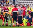 Medicii îi acordă primul ajutor lui Luca Mihai Foto: Ionuț Iordache (gsp.ro)